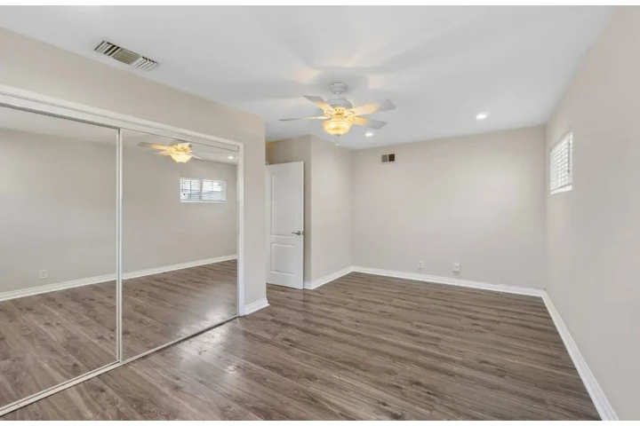 $2500 : 3 Bed House in Vermont Square image 8