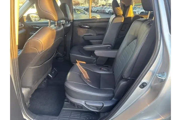 $37911 : Toyota Highlander 2024 XLE 4 image 4