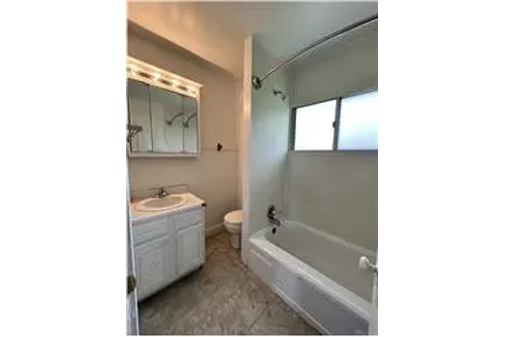 $695 : Rental property with 3 bedro image 8