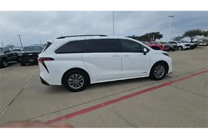 $28987 : Toyota Sienna 2021 LE 8-Pass image 9