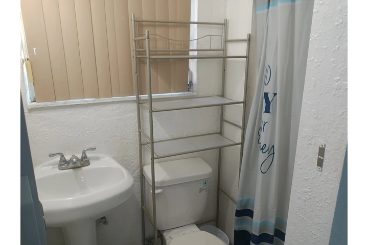 $1000 : EFFICENCE .MIAMI GARDENS image 3