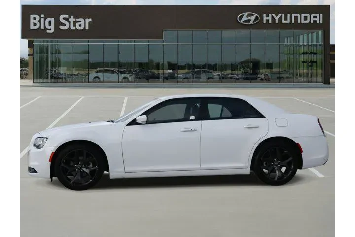 $23988 : Chrysler 300 2023 S V6 4dr S image 2