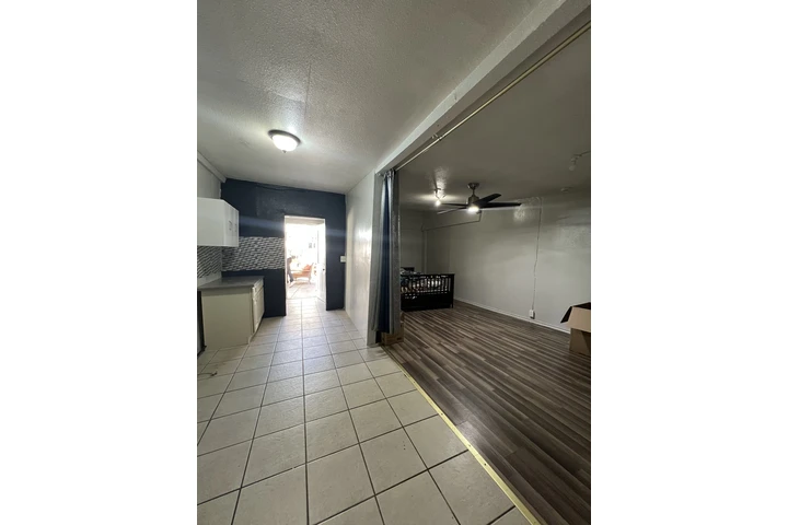 $1400 : Studio image 6