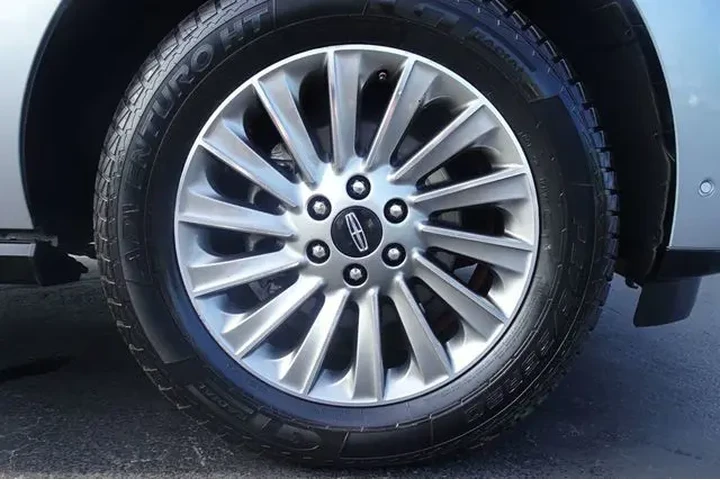 $32999 : 2020 Navigator L image 10