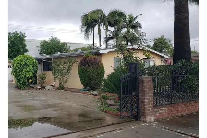 $2099 : Outdoors, the front and backya image 1