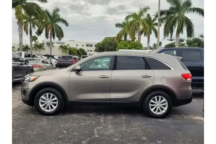$7990 : Kia Sorento 2016 LX 4dr SUV image 5
