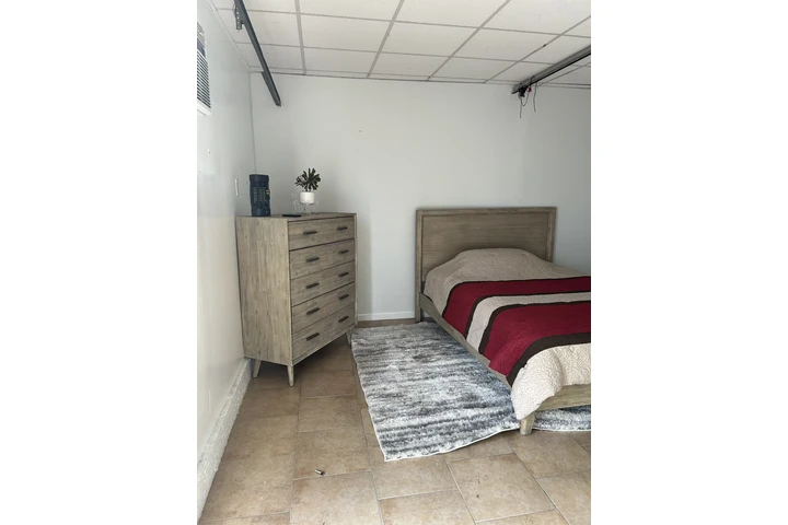 $1300 : Cuarto/estudio de renta image 3