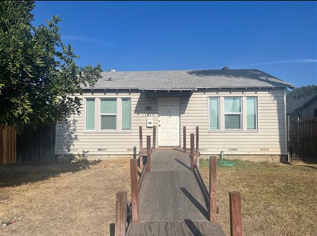 $2700 : Charming Single-Family House image 1