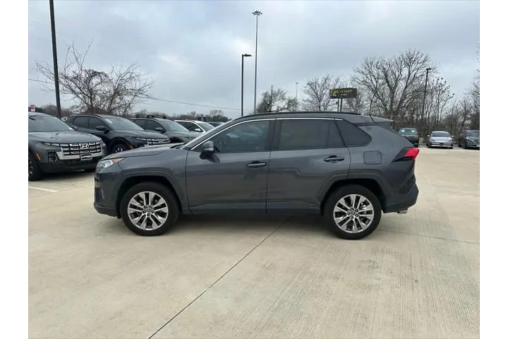 $20769 : Toyota RAV4 2019 XLE Premium image 9