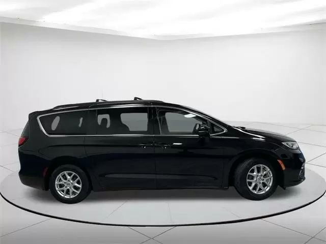 $23238 : Pre-Owned 2022 Pacifica Touri image 2