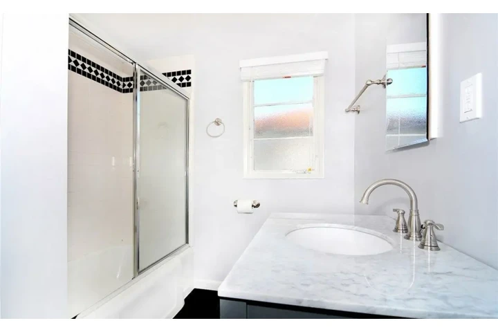 $2400 : 3 Bed 2 Bath Home in Compton image 9