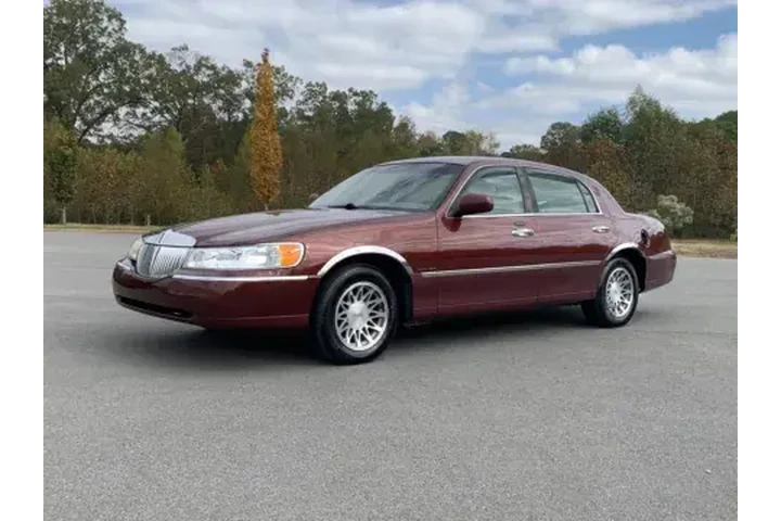 $7950 : 2002 TOWN CAR SIGNA image 3