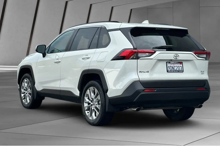 $32000 : Toyota RAV4 2022 AWD XLE Pre image 9