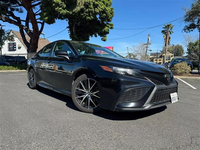 2021 TOYOTA CAMRY SE SEDAN 4D image 2