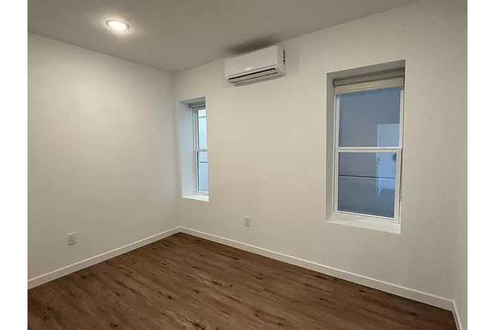 $1500 : Studio disponible en jamaica image 3
