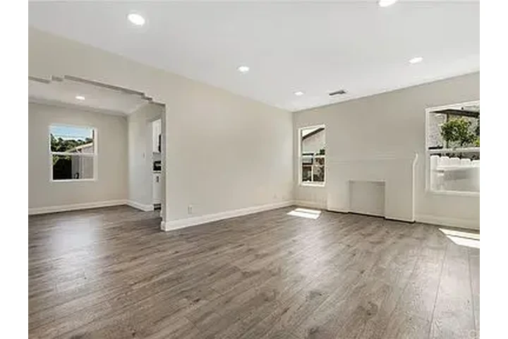 $1100 : Carson con garaje independient image 7