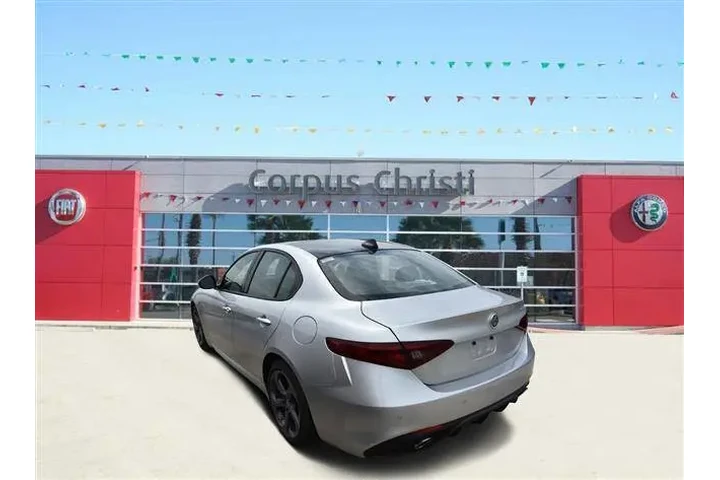 2017 Alfa Romeo Giulia image 5