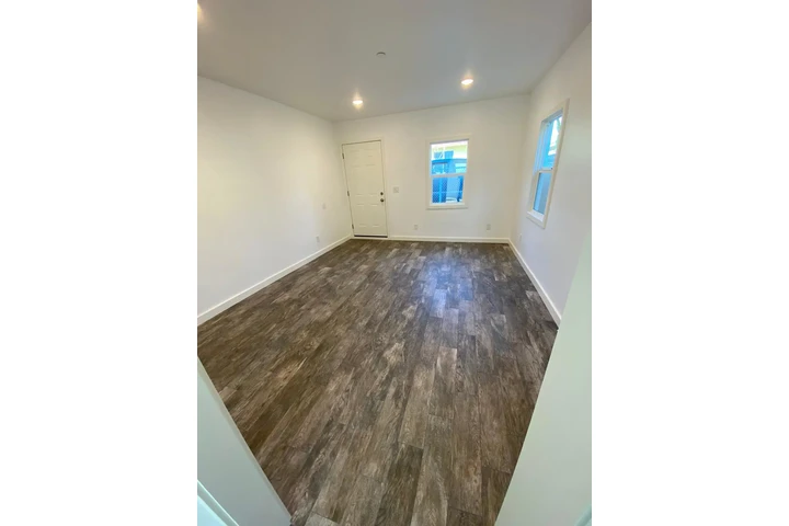 $1200 : Studio 0/1 1309 e. 43rd st image 1