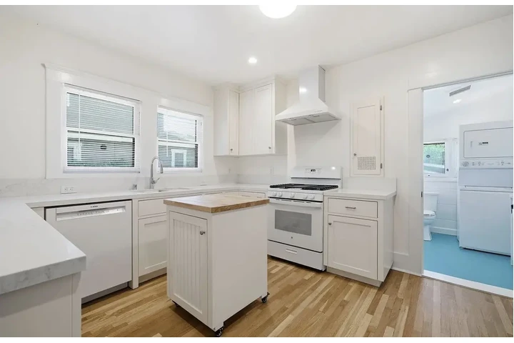 $900 : beautifully Recently remodeled image 5