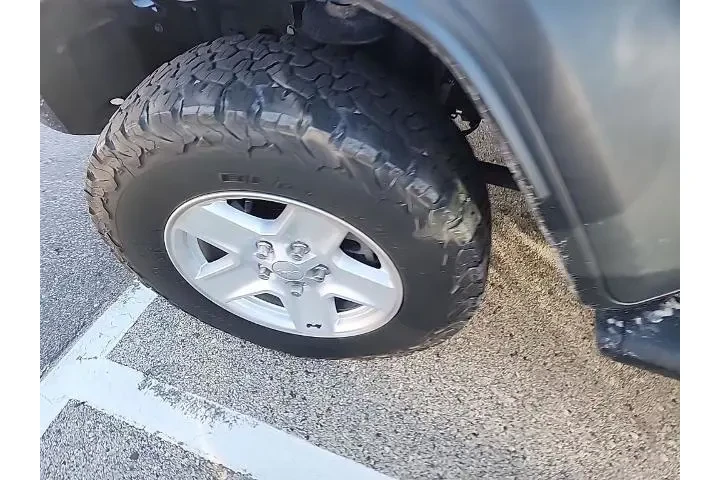 $23300 : Jeep Gladiator 2020 4x4 Spor image 9