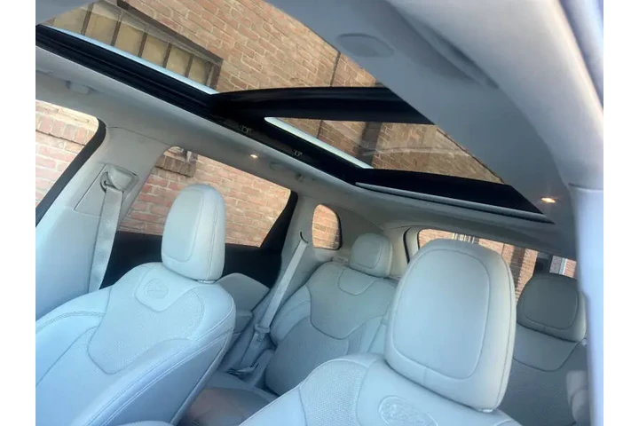 $20500 : 2019 Cherokee Overland image 8