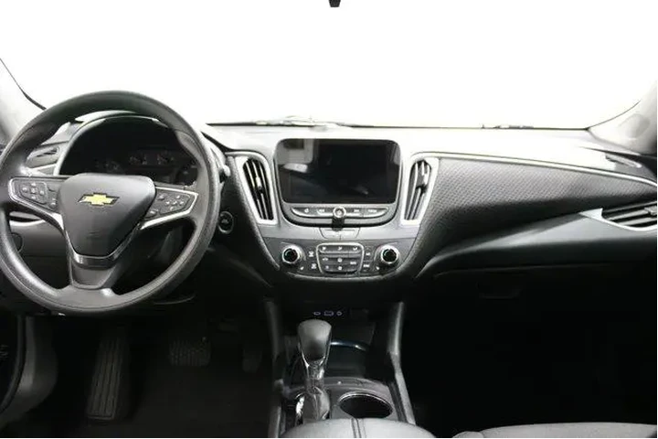 $19988 : Chevrolet Malibu 2023 LT 4dr image 2