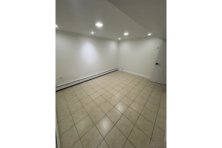 $1900 : Basement de 2 cuarto image 2