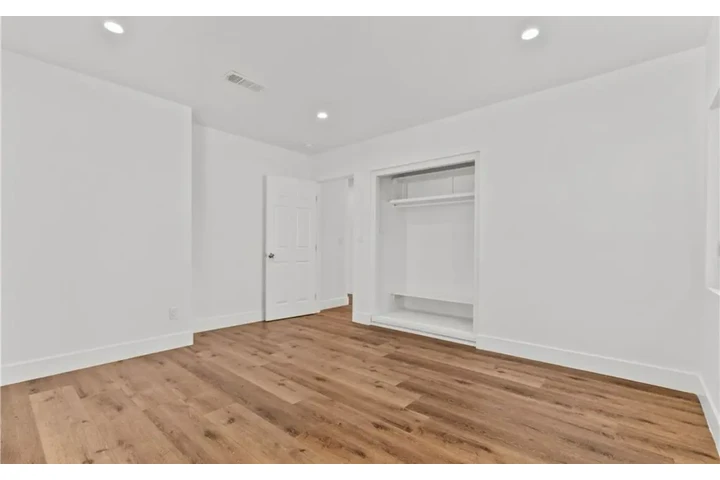 $2400 : 3 Bedroom House In South Gate image 7