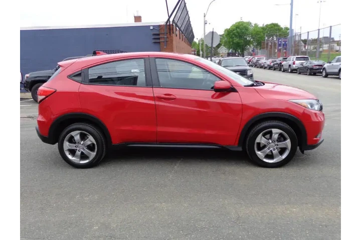 $13950 : 2017 HR-V LX image 5
