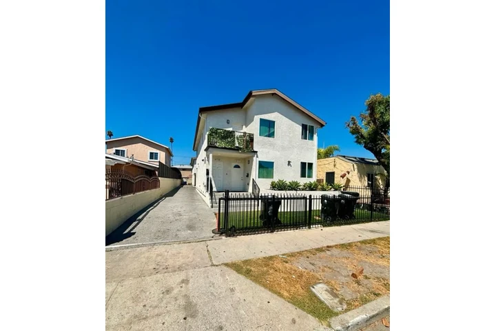 $2300 : 3 Bedroom 2bath in South Gate image 1