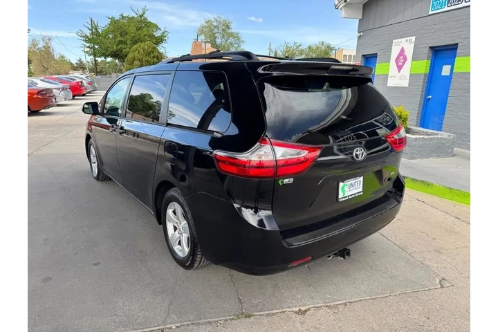 2017 Sienna LE 8-Passenger image 7