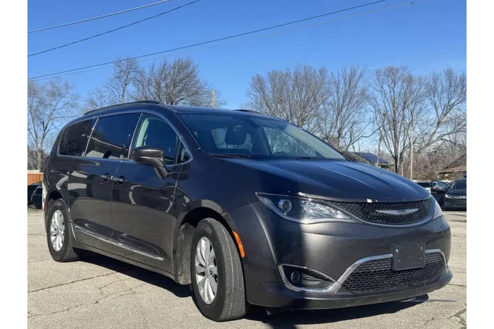 $8999 : 2017 Pacifica Touring-L image 4