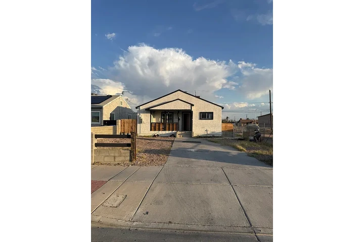 $750 : charming modern 2 bedroom image 1