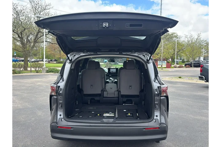$46997 : Gold Certified 2025 Sienna LE image 6