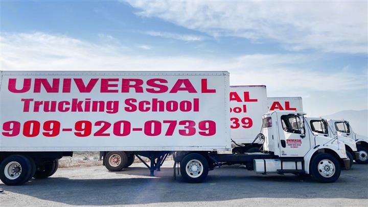 Universal Truck & Bus Driving image 3