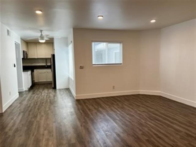 $1900 : 2-Bed 2-Bath Apartment image 9