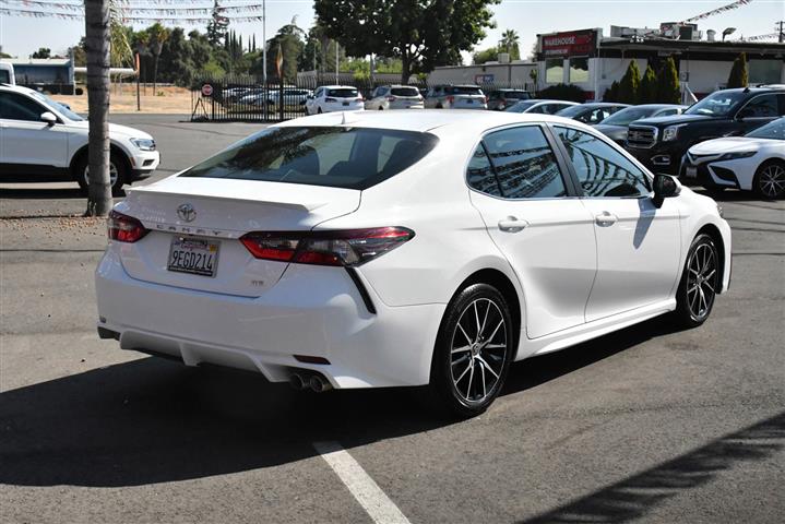 $26998 : Camry SE Sedan 4D image 8