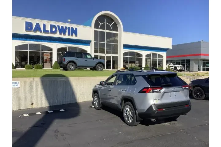 $29500 : Toyota RAV4 2022 AWD XLE Pre image 5