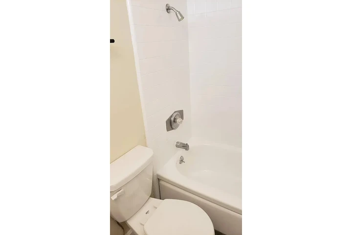 $850 : Spacious Cozy Studio Available image 6