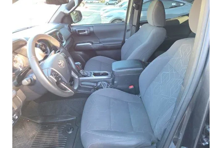 $28695 : Toyota Tacoma 2017 4x4 TRD P image 6