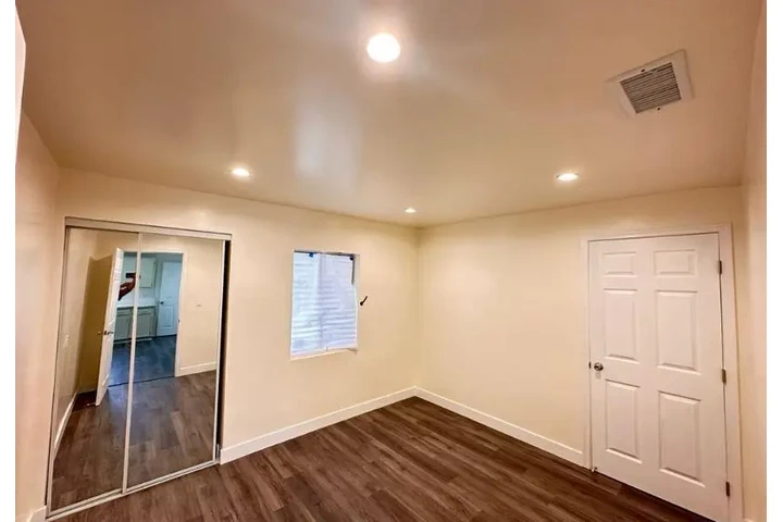 $2500 : 3 Bedroom House  in Koreatown image 4