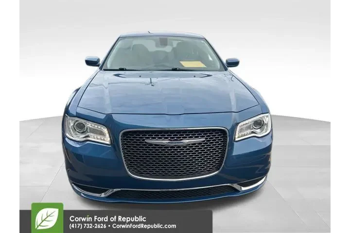 $22989 : Chrysler 300 2021 Touring 4d image 2