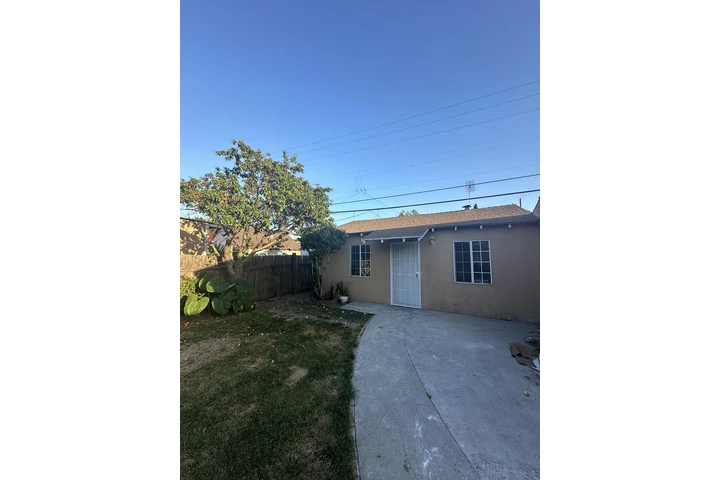 $2400 : CASA DE 2 RECÁMARAS UN BAÑO image 1