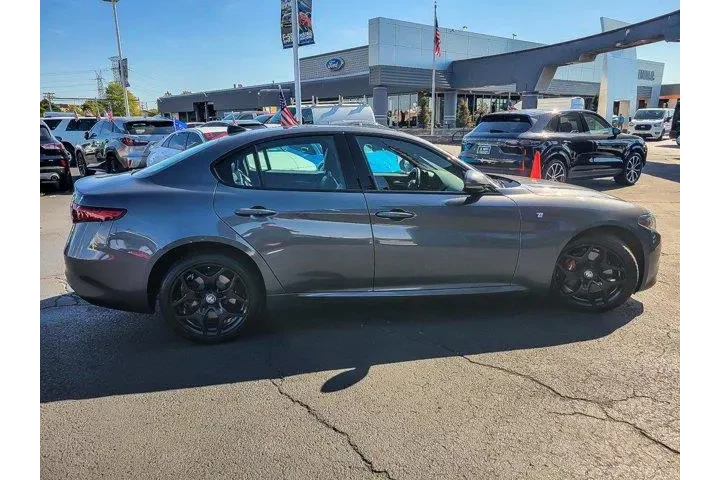 $27894 : Alfa Romeo Giulia 2022 AWD T image 9