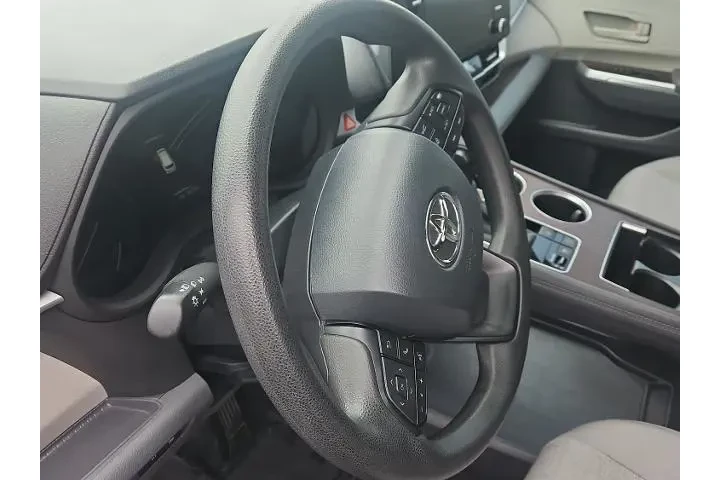 $37500 : Toyota Sienna 2024 LE 8-Pass image 2
