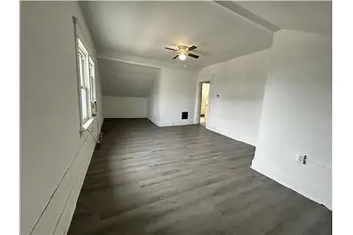 $450 : Rental property with 1 bedro image 3