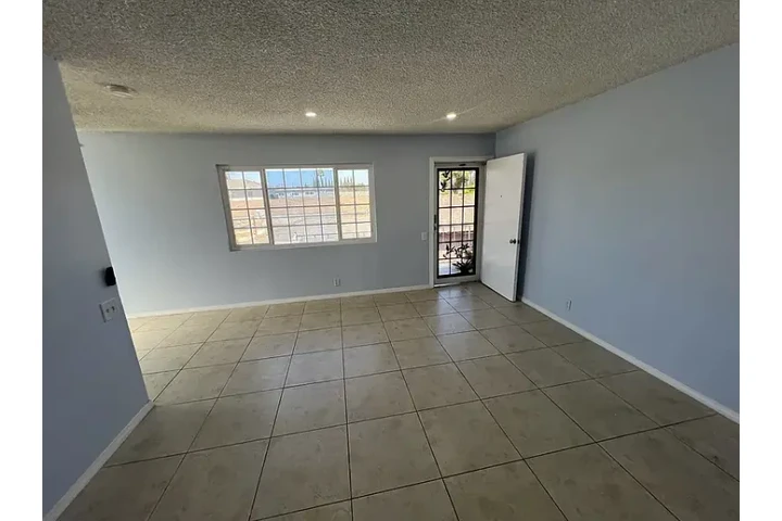 $1000 : dos habitaciones y un baño image 4