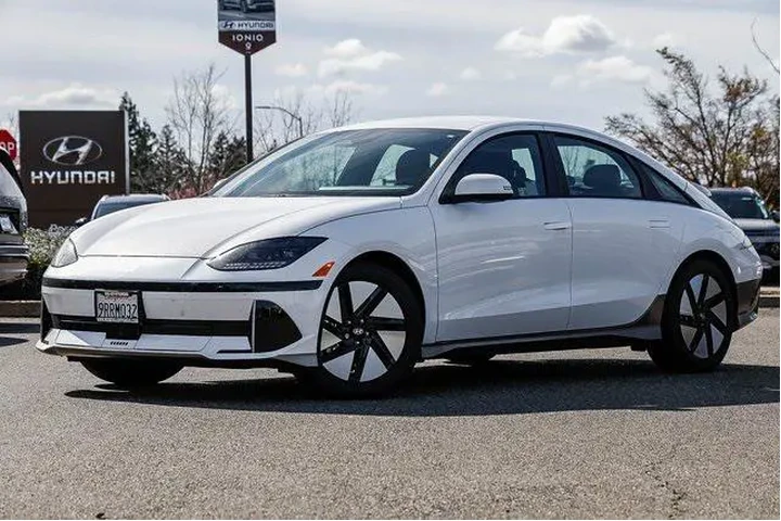 $27892 : Hyundai IONIQ 6 2025 SE 4dr image 1