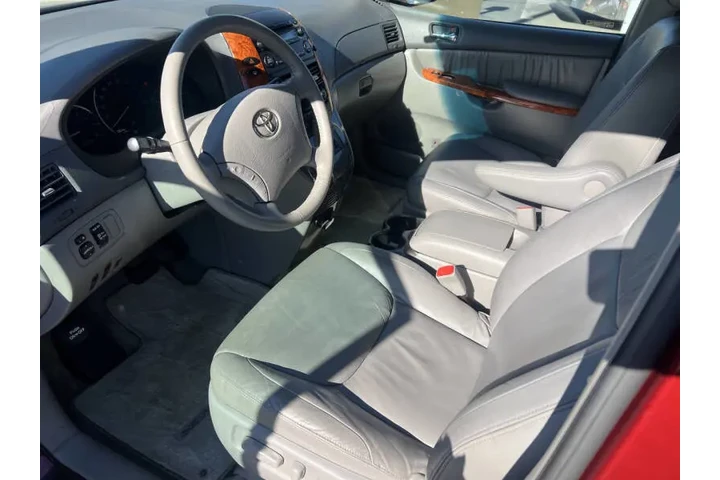 $10900 : 2010 Sienna XLE Limited image 5