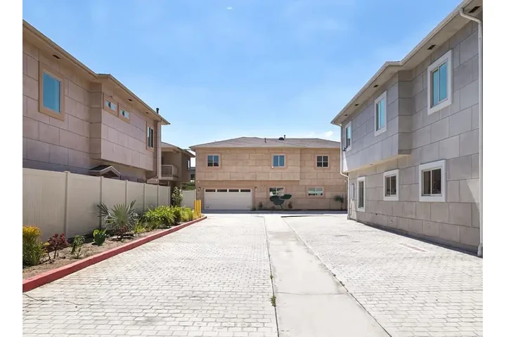 $2350 : spacious, open living home image 1